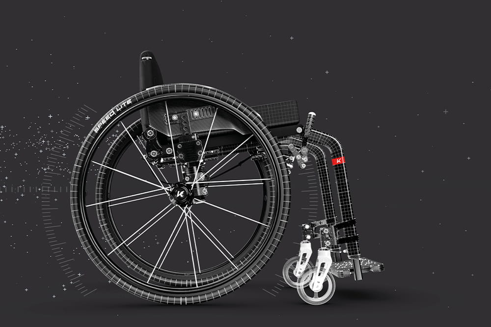 Ein Aktivrollstuhl von Küschall auf dunklem Hintergrund.