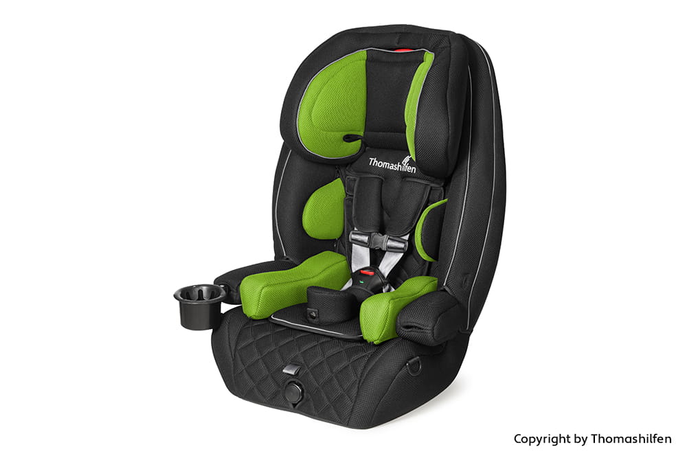 Schwarzer Auto-Kindersitz mit seitlichen Stützen, Gurtsystem und zusätzlichen Polsterelementen