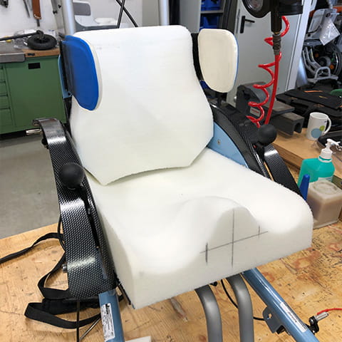 Sitzfläche eines Rollstuhles ohne Stoffbezug.