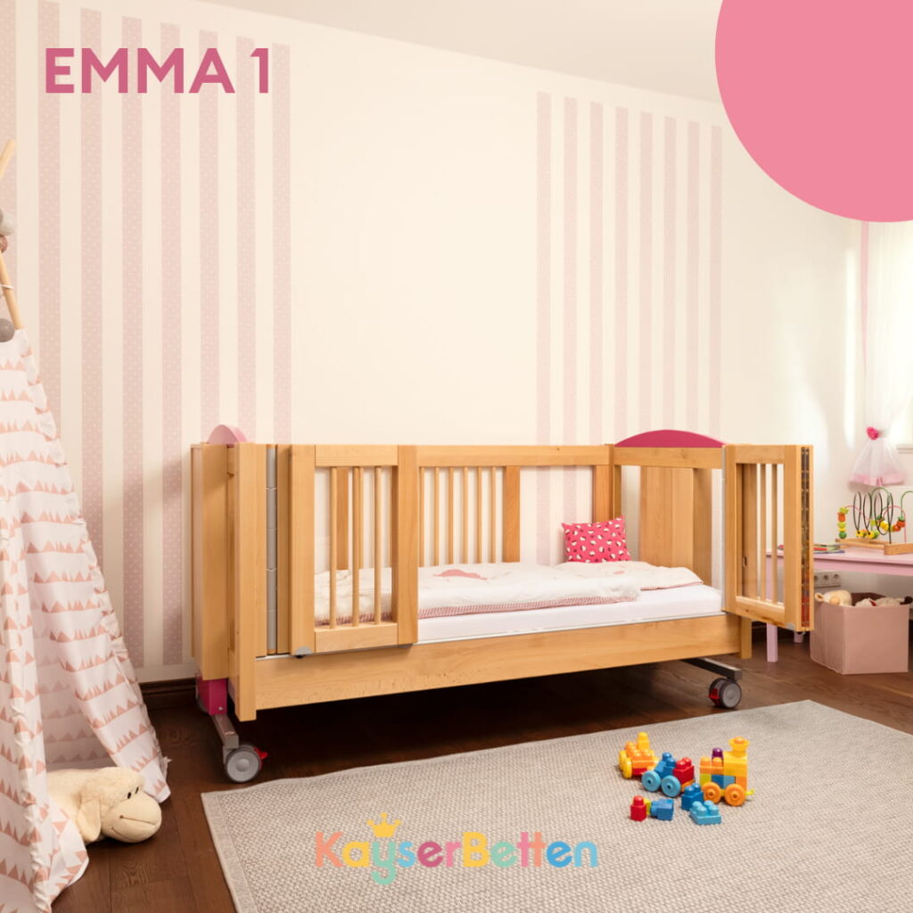 Helles Kinderzimmer mit Pflegebett Emma, Spielzeug und kindgerechter Einrichtung