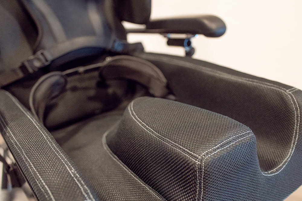 Detailaufnahme eines schwarzen Sitzkissens mit konturierter Form und heller Ziernaht