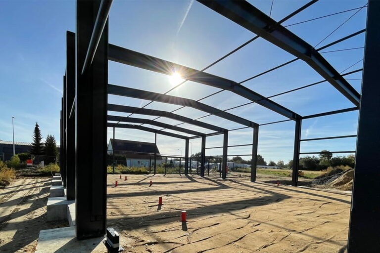 Ansicht des Baufortschrittes vom Neubau der FROG. Der Gebäudestahlrahmen bei Sonnenlicht