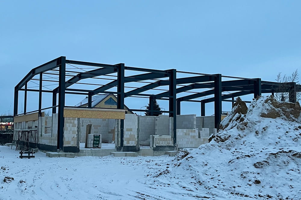 Ansicht des Baufortschrittes vom Neubau der FROG. Die ersten Wände entstehen im Winter.