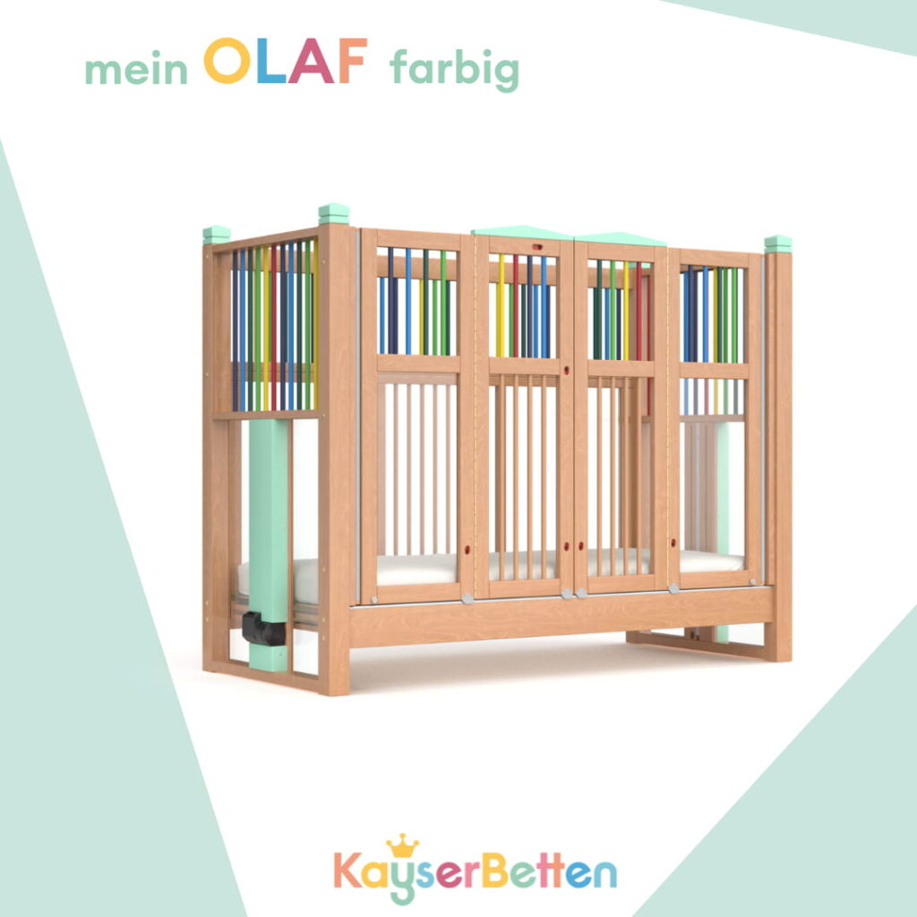 Farbenfrohes Kinder-Pflegebett Olaf aus Holz mit bunten Gitterstäben und hellgrünen Akzenten