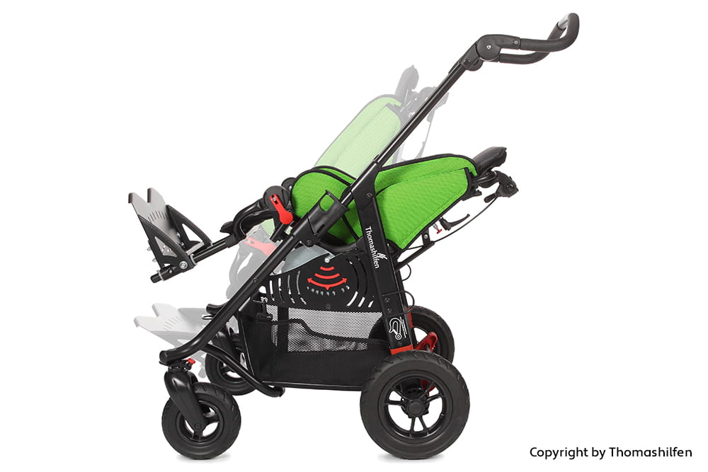 Grüner Reha-Buggy mit verstellbarer Sitzposition und Fußstütze auf weißem Hintergrund