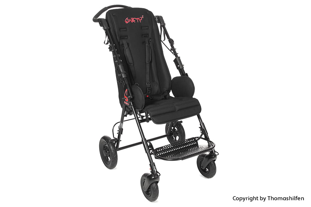 Schwarzer Reha-Buggy mit schmalem Gestell, Fußstütze und unterstützender Sitzfläche