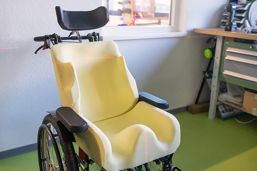 Individuell angepasste Sitzschale aus Schaumstoff steht in der Werkstatt zur weiteren Bearbeitung bereit